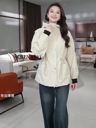 #穿搭 #洋气减龄 #韩系穿搭 #早秋穿搭 #短款风衣 姐妹们快来看看这件超好看的风衣吧!它是连帽的设计,穿上身很减龄又洋气,而且还是宽松版的,能遮住肚子上的肉肉,非常适合梨形身材的女生穿。它的面料也很不错,穿上很有质感,摸起来也很舒服,不管是逛街聚会还是出差旅行都可以穿它,喜欢的朋友赶快下单购买吧!