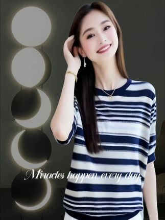 挖到哥弟阿玛施这款宝藏T恤!夏季续命单品非它莫属~   冰丝针织面料绝了!摸起来像云朵一样软fufu,上身体感直降5℃,出汗也不粘腻,空调房穿也不会凉飕飕。   经典条纹永不过时,黑白/咖白配色高级又显白,黄皮姐妹大胆冲!圆领+宽松版型超友好,遮斜方肌还藏副乳,配阔腿裤、骑行裤都时髦到炸。   细节控表示爱了!走线细腻到没话说,洗了几次也没变形。已经囤了两色换着穿,通勤约会都能打~夏天有它真的足够了!