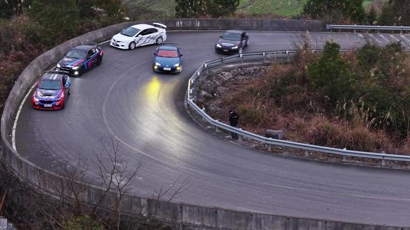 “贵GT”打卡独山十二道拐,展现山路版速度与激情!2月6日至8日,邀您亲临独山,见证每一次心跳加速的瞬间。(来源@摄影师娟娟📷 )