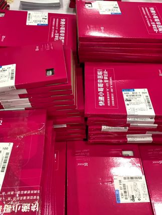 #鹿晗北京站演唱会 纪念册终于到手啦,好好看 啊,喜欢的不要错过了#鹿晗#明星周边