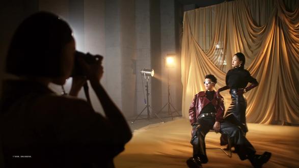 #荣耀Magic8ProAir 全焦段闪光人像 #荣耀Magic8ProAir 全焦段闪光人像,5灯阵列式AI变焦闪光灯,打造专业影棚级补光。无惧夜拍远景,中心光强力覆盖,辅光均匀,人像始终鲜明立体。不依赖环境,不妥协时间,人像本该如此。
国补优惠价4499元起,全渠道预售已开启,1月23日10:08正式开售!