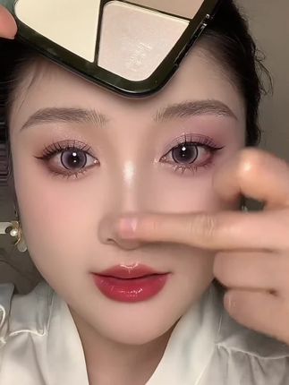画完妆鼻子塌,泪沟法令纹明显的姐妹,用这个三色修容盘修一下,面部饱满五官立体,真的好实用#面中提亮 #三色修容盘@DOU+小助手 @DOU+好生意