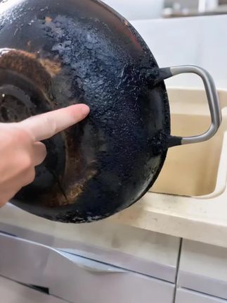 锅底黑垢难清理,试试这款除垢啫喱!一涂等待再擦拭,顽固污垢轻松去,铁锅、不锈钢锅都适用,温和不伤锅,厨房焕新超简单,让烹饪更舒心~#清洁神器 #污渍轻松去除 #厨房好物 #厨房好帮手 #实惠