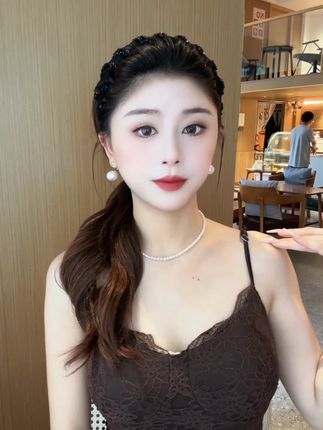 小香风#路易斯繁星发箍 手工串珠设计,正反两戴,增高颅顶显发量!日常通勤,出门聚餐,洗脸化妆,整理碎发!都是巨佳选择!#头饰发饰 #发箍这样戴好美 #发箍#碎发整理