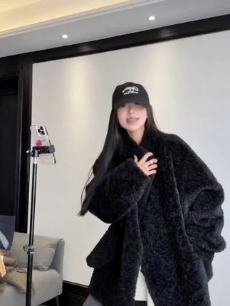 #冬季穿搭 《冬日诺丁山》 双面穿仿羊羔毛麂皮牛角扣外套女皮毛一体上衣#皮毛一体 #双面大衣 #毛毛外套 #两穿外套