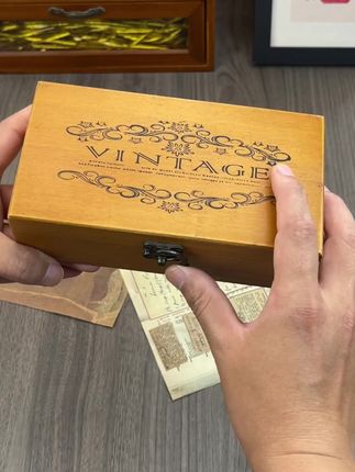 这个发明简直是绝了!把老花镜和笔筒结合在一起,既解决了老年人用完眼镜没地方放的烦恼,还方便携带,不容易丢。而且它还是高清防蓝光的,看东西非常清晰,不管是看书、看手机还是做家务都能戴,关键还能随时取下来放进笔筒里,真是太方便了!#清晰#老年人#老花镜#笔筒#安利