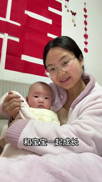 全职宝妈英语基础差,今天是宝宝英语启蒙打卡第4天✨
喝奶篇三句超实用,和宝宝一起慢慢成长💪
1. Baby, milk time. — 宝贝,喝奶啦
2. A little more. — 再喝一点点
3.Burp time.—该拍嗝啦
#宝妈英语启蒙 #亲子英语 #喝奶日常 #小月龄宝宝 #养成系博主