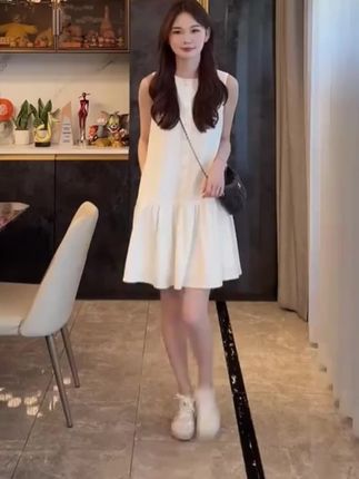 #无袖背心连衣裙。