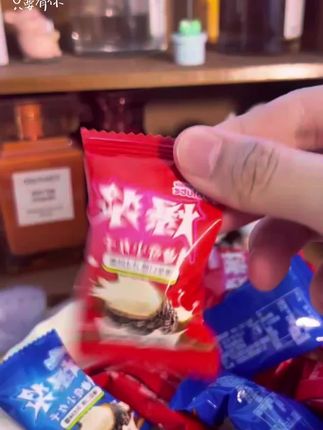 谁懂啊,这个会爆浆的曲奇小丸子真的太绝了,一口一个根本停不下来!它外面是一层奶香浓郁、酥脆掉渣的曲奇,里面是进口可可原料做的白巧克力,还有满满的爆浆夹心,一口下去三重口感,好吃到完全停不下来!还有草莓和牛乳两个口味,没吃过的一定要试试!#曲奇饼干