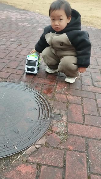 穿的大睡衣出去溜达一圈,他热的冒烟,走的乱晃,起的头重脚轻。回来的时候我连人带车抱着他,累的呼哧带喘。#安徽省服 #大睡衣 #遇事不要慌先拍个抖音 #玩具 #搅拌车