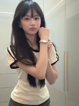 #甜妹 #初寒摇 #黑长直 #PETALING珠宝腕表#18k金PETALING新品上市