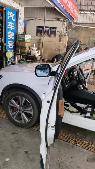 长城哈弗m6故障现象!天窗漏水,线路腐蚀,左右玻璃升降天了,故障排出!各位朋友,下雨天注意检查自己的爱车。