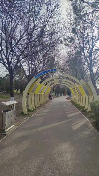 河南唐河国家湿地公园(南阳唐河县):
基础概况
1. 区位与范围:位于唐河两岸,北起毗河、泌阳河与唐河交汇处,南至三夹河入唐河口;总面积675.7公顷,湿地面积478.85公顷,湿地率70.28%;2019年12月通过国家验收,正式成为国家级湿地公园 。
2. 功能分区:五大区块——生态保育区(347公顷,占51.35%,核心保护)、恢复重建区(173.1公顷)、科普宣教区(13.5公顷)、合理利用区(135公顷)、管理服务区(7.1公顷)。
3. 湿地特色:以多水源汇流、无明显枯水期的自然河流为核心,由永久性河流、洪泛平原、输水河构成的复合湿地生态系统,是华北农区湿地保护的典型案例。
生物资源
- 高等维管束植物82科313种;野生脊椎动物63科230种;鸟类158种。
- 国家一级保护鸟类2种(如黑鹳),二级24种(如金雕、白鹭等),生物多样性丰富 。
核心景点
1. 冯友兰纪念馆(唐河西岸):按故居1:1复刻的四合院,展示哲学泰斗生平与学术成就。
2. 唐河革命纪念馆:紧邻湿地,设革命历史厅、将军厅等,是红色教育基地。
3. 滨河绿道、湿地荷塘、鸟类观测点、友兰湿地公园片区,适合徒步、观鸟、亲水休闲。
旅游与交通
- 免费开放,适合春秋季(3-4月、10-11月)观鸟赏景;
- 距G40沪陕高速唐河出口近,312国道穿境,县城公交可直达。
保护价值
兼具防洪排涝、灌溉、水质净化、气候调节功能;同时串联唐河历史文化资源,是生态保护、科普教育、文化旅游融合的示范项目。
#唐河#国家湿地公园