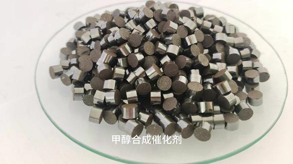 甲醇合成催化剂——卓然环保分子筛 搞化工、能源、碳一化学的朋友,刷到就是赚到!今天深度种草/揭秘你们天天问的——甲醇合成催化剂!这可不是普通的化学试剂,它是整个合成过程的灵魂所在!✨
(镜头/配图: 高倍显微镜下催化剂颗粒的形态,或反应器示意图)
为什么它的地位这么高?因为它直接决定了:
✅ 甲醇的产出效率——赚钱还是亏钱,它说了算!
✅ 反应温度和压力——能耗高低,它是关键!
✅ 催化剂寿命——能不能长周期稳定运行,看它靠不靠谱!
✅ 最终产品纯度——杂质多少,后续精馏累不累,它也管!
(镜头/配图: 快速切换展示:工厂夜景、控制室屏幕数据图、甲醇产品流动视频)
✨ 核心“内功”揭秘 ✨
目前市场上的王者,主要是 铜基催化剂 系列。它们可不是简单的铜粉,而是身怀绝技的“复合型人才”:
1️⃣ 活性担当-Cu⁰:零价铜是催化CO和CO₂加氢生成甲醇的主要活性中心,它的分散度和微观结构是技术核心!
2️⃣ 助攻担当-ZnO:它不仅能让铜颗粒分散得更好、更稳定,还能和铜“协同作战”,提升整体活性和选择性。
3️⃣ 结构担当-Al₂O₃:它是坚固的“骨架”,提供巨大的比表面积,防止活性组分在高温下烧结失活,是长效稳定的保障。
(镜头/配图: 动画演示Cu、ZnO、Al₂O₃在颗粒中的分布模型)
💡 高级玩法(改性方向):
添加助剂(如Zr、Ce、Mn等):像“打补丁”一样,优化电子结构,增强抗硫抗水合毒能力。
开发新载体:比如用二氧化硅、分子筛等,追求更高的低温活性和稳定性。
🚀 它在哪些场景大显身手?
大型煤化工项目:煤制甲醇、煤制烯烃的咽喉要道。
天然气制甲醇:高效利用天然气资源。
二氧化碳加氢制甲醇:这是未来最火的“碳中和”路径之一,把废气变成宝,催化剂的创新是关键中的关键!
#甲醇合成 #化工催化剂 #新能源 #煤化工 #科研狗