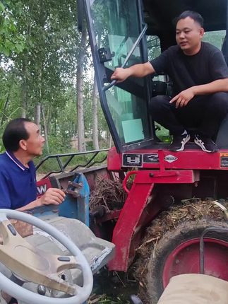 秋收农忙。建民抢收割机。阳弟无奈。#我的乡村生活