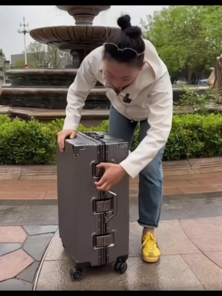 三把锁双封闭内衬拉杆箱大容量旅行箱#旅行拉杆箱 #时尚箱包 #携带方便 @DOU+小助手