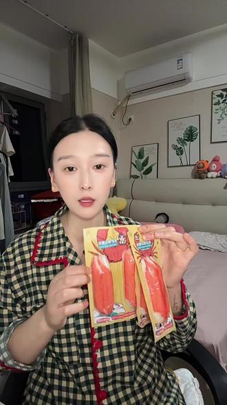 我真的超爱这个蟹味棒,它简直就是懒人的福音!平时不想做饭或者不知道吃什么的时候,我就直接拆两包,打开就能吃,超级方便。而且它的味道很赞,吃起来就像在空口啃蟹腿一样。