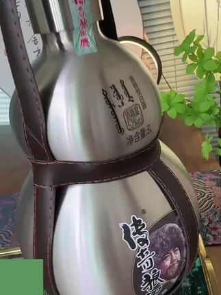 这可是咱家的镇店之宝,好多人都没见过,更别提喝过了。今天给大家带来一款超厉害的酒,它的名字叫传奇狼图腾,一听这名字就让人热血沸腾!不仅如此,它还是52度的纯粮酒,采用的是传统的固态发酵工艺,喜欢喝酒的朋友千万不要错过,快来尝一尝吧!#品酒品人生 #传统工艺 #纯粮酿造 #酒文化 #酒香不怕巷子深