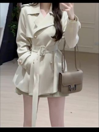 这件白色短款风衣真的很让我心动💗#高级感穿搭 #风衣穿搭 #ootd穿搭