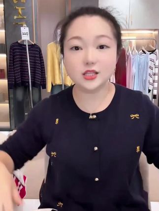 姐妹们,这件连帽上衣真的太适合我们微胖女生了,它真的是巨遮肉!你看一下我手臂上的拜拜肉,还有肚子上的肉肉,穿上这件衣服都看不到了。而且它的版型很正,不管你是肩宽背厚还是梨形身材,都能穿出这种效果。喜欢的姐妹赶紧点击下方链接购买吧!