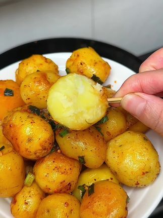 农家自种黄心小土豆,软糯香甜还有淡淡的奶香味,现挖现发新鲜到家#恩施黄心小土豆 #土豆#洋芋#优质农产品