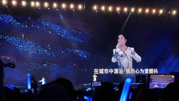 “娘子!“啊哈哈哈哈哈哈”我差点笑洗在现场#凤凰传奇深圳演唱会 #郎的诱惑