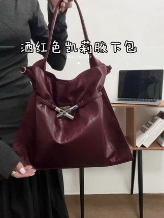 经典凯莉轮廓+细腻皮质,酒红色复古得恰到好处 #包包 #girl #酒红色 #凯莉包