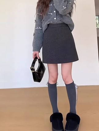 #灰色毛呢半身裙 #气质半身裙 #毛呢半身裙 #辣妹穿搭