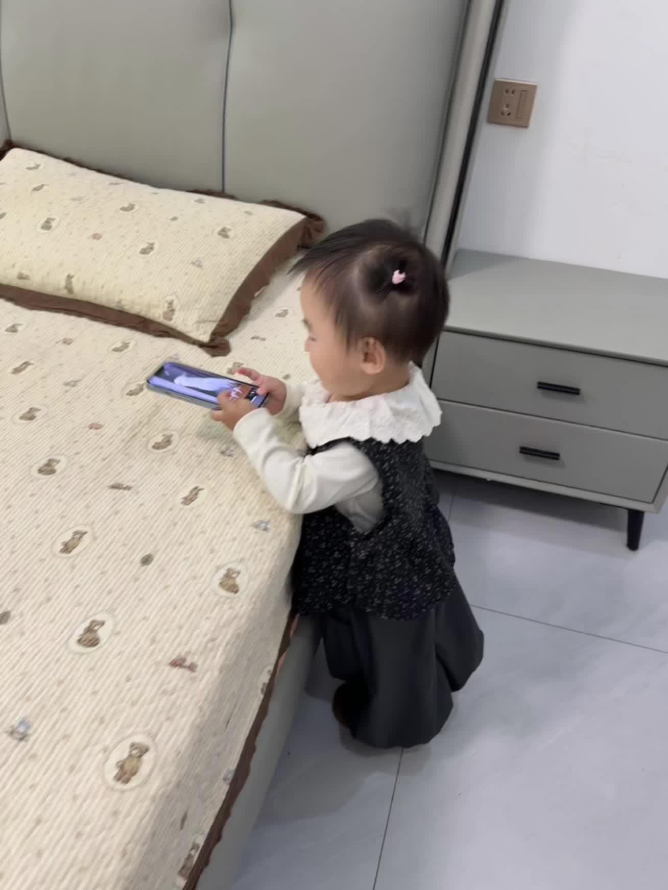 后来我不再较劲 只想好好爱我的孩子 至于其他人和事 不值得我浪费一丁点心思 原来那个没理都要争三分的女孩 最后成了有理也不计较的妈妈 时间从来没让我原谅过任何人 我只是不在乎了…… #萌娃搭配 #女宝穿搭 #人类可爱幼崽 #骗你生女儿