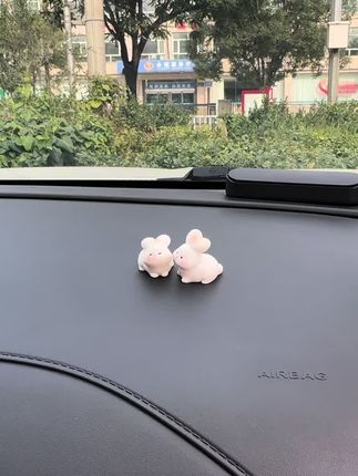 这个亲亲小动物摆件也太可爱了,放在车里办公桌上都很好玩,氛围感满满 #可爱萌宠 #创意摆件 #这也太可爱了