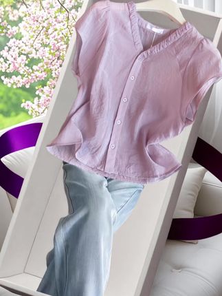 这件淡紫色衬衫真的戳中审美点了!雾霭紫自带温柔滤镜,把春日晚霞穿在身上的形容也太贴切了~  V领+木耳边的设计超懂女生,既能勾勒天鹅颈,又透着不经意的柔美;泡泡袖藏拜拜肉的小心机很实用,抬手时的慵懒感绝了。珍珠母贝纽扣在阳光下的光泽感,细节里都是精致。  最加分的是100%天丝面料,凉感亲肤像被云朵裹着,穿起来肯定超舒服。搭白阔腿裤是清冷学姐,配碎花裙变日系少女,通勤约会切换自如,感觉衣柜里就缺这么一件百搭又美的衬衫!#夏日氛围感穿搭#大码女装#小个子穿搭#显瘦穿搭#衬衣