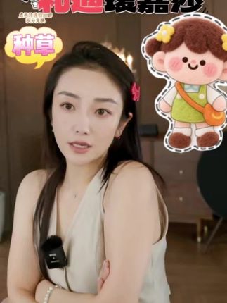 瑷嘉莎小狗发夹太戳我了!可爱到犯规💖 最近被这个AGATHA的小狗发夹狠狠种草了! 摩卡棕的小号设计特别精致,放在头发上完全不突兀,反而有种温柔的轻奢感。 不管是日常出门还是拍照,都能轻松搭配,真的很好看。 喜欢这种小巧又可爱的风格,感觉戴上它整个人都元气满满~