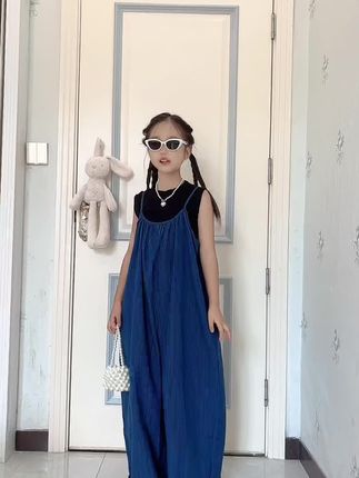 一眼就相中的设计师款背带裤套装~女儿上身甜酷甜酷,时髦感,慵懒感直接拉满!#高品质童装 #生女儿就要这样穿 #出游穿搭 #潮童穿搭 #潮酷女孩