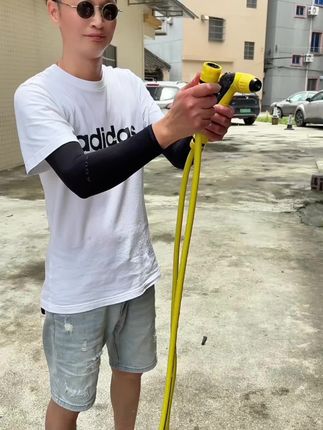 只要把它接在自来水龙头上,家里洗车就方便多了,再也不需要拿着笨重的水枪去洗车了。轻便的手持设计,喷洒模式可随意切换,用来洗车、浇花、浇菜园都很方便,而且射程可达十米远。#水龙头喷头 #增压喷头 #洗车水枪 #浇花洗车直喷套装 #实用好物