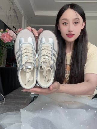 没想到银色这么好看 还挺百搭#百搭鞋子 #脚宽脚胖都可以 #哎呦喂你鞋真好看 #通勤鞋 #德训鞋