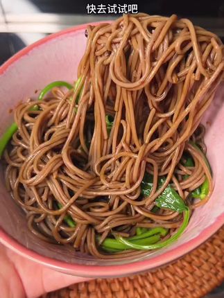 终于找到控糖期也可以放心吃的粗粮面,高纤维的黑麦#荞麦面 ,不含一滴白面粉,没有乱七八糟的添加,吃起来比普通挂面更筋道更有嚼劲,自律期的姐妹们囤起来!#粗粮主食 #荞麦面条 #低卡低脂餐 #粗粮