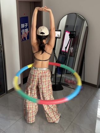 回复 @哆啦只是个梦!的评论 我瑜伽老师说想要沙漏腰双c线就去转呼啦圈 核心一定要收紧#呼啦圈 #呼啦圈转起来 #运动健身 #居家健身 #好身材练起来