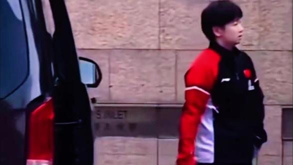 一日三赛累垮世界第一! 脚踝重伤仍想拼混双,深夜回应让球迷心疼不已