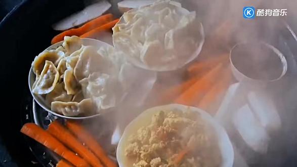 《妈,饭好了吗》由赵真词曲、杨雯梓演唱,以童年对母亲的日常问询为切入点,用炊烟、饭菜等朴实意象勾勒母爱与乡愁,旋律温情治愈,易引发共鸣。歌手杨雯梓为贵州松桃苗族歌手,歌声饱含乡土温情,令人回味无穷。