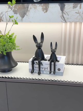 长耳兔陶瓷坐姿摆件,哑光釉面的陶瓷材质,摆在家里非常显精致,给家里增加点俏皮#软装搭配#兔子摆件 #轻奢风格 #高档大气上档次