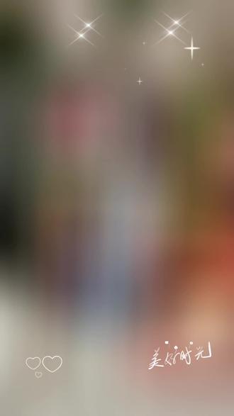 一眼就惊艳,泰戈尔绝美诗选
“每天读一句泰戈尔的诗,可以让人忘却世上一切痛苦。”
泰戈尔的诗总是具有神 奇的力量,他把自己对世界的热爱书写成一句句诗篇,浪漫且富有诗意,有趣且富有哲理,他的诗赋予我们温暖的感觉,带给我们生命的力量。
/
今天给大家分享由泰戈尔的英汉对照珍藏版诗集,这套诗集共分为四册《飞鸟集》《新月集》《吉檀迦礼》《流萤集》。
/
📚《飞鸟集》译者:郑振铎
说起《飞鸟集》,我们可能会想到那句蕞有名,也是我蕞喜欢的一句诗:“生如夏花之绚烂,死如秋叶之静美”。
这本书共收录泰戈尔300多首小诗,写对自 由和爱情的感悟,写对生命和价值的思考,日月星辰,花草飞鸟,山川河流等在他的笔下,都赋予了生命之美,让我们感受到生命的力量与美好。
/
📚《新月集》译者:郑振铎
翻开《新月集》,这部分写的更多的是爱与被爱,母亲与孩子之间的感情,以儿童们的游戏,以孩子的视角,充满童真童趣。
读这本书,会发现《新月集》如同安徒生童话一样,具有一种神秘的魔力,把我们带到美丽和平的花🐦鱼虫的世界,它带我们重新回到孩童时代。
/
📚《吉檀迦利》译者:凯茜
这是一本“献给神的诗篇”,也是泰戈尔获得诺贝尔文学奖的一本书,也是这本书让他轰动全世界。
这本书收录103篇诗,哲理与抒情于一体,倾诉自己内心的孤独与挣扎,爱和信仰。
/
📚《流萤集》译者:凯茜
《流萤集》与《飞鸟集》并称泰戈尔的短诗双臂,意味深长,意境唯美,以自然万物为载体,表达对人生的哲思。
/
金句分享:
✨如果你因失去了太阳而流泪,那么你也将失去群星了。——《飞鸟集》
✨你微微地笑着,不同我说什么话,而我觉得,为了这个,我已等待得久了。——《飞鸟集》
✨我独自在横跨过田地的路上走着,夕阳像一个守财奴似的,正藏起它的蕞后的金子。
——《新月集》
✨我爱他并不因为他好,只是因为他是我的小小的孩子。——《新月集》
✨花儿用它的香气使空气甜美,但它蕞后的任务,是把自己献给你。
人们从诗人的词章中获取他们所喜欢的意义,但诗句蕞终的意义都指向你。——《吉檀迦利》
✨我的幻想是流萤,——点点的生命之光,在黑暗中闪烁。——《流萤集》
✨蝴蝶不计算月份,而是计算瞬间,所以有足够的时间。——《流萤集》 #泰戈尔 #泰戈尔诗选 #泰戈尔飞鸟集