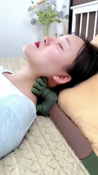 这年头,谁还花钱去按摩店按摩?现在都用这种极点魔术手按摩仪了,在家就能享受大师级别的按摩!仿真的手掌设计,加上热敷功能,就跟真人按摩一样舒服,随时随地都能来上一回#肩颈按摩器 #仿人手按摩仪 #颈椎按摩器 #按摩放松 #居家好物