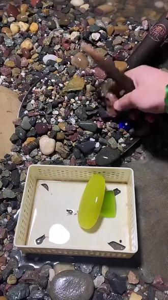 给你的鱼缸添点自然风情!七彩石打造梦幻水下世界