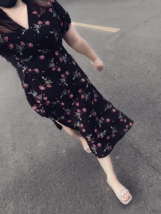 圈子越来越小,话也越来越少,有人称之为成熟,有人称之为孤独,而我觉得这件看透,独处是为了不陪别人演戏,不争是为了放过自己的内心,生命几许要遵从自己,圈小、事少,挺好,一个人最好的状态就是孤独安静。#穿搭 #显瘦连衣裙 #胖瘦都能穿 #碎花连衣裙