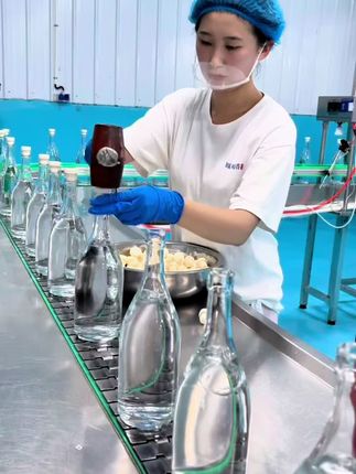 凤鸣塔大肚子生产线 凤鸣塔大肚子生产线 快点击直播间进来看我砸盖子吧!#解压#砸盖子# 凤鸣塔牌大肚子酒