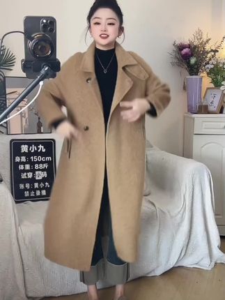 冬日暖阳下,小个子也有大能量!立领大衣,双面呢设计,行走间尽显优雅与温暖。🧣🌞#小个子显高显瘦穿搭 #质量杠杠的好#面料柔软舒适保暖 #爆款热卖中