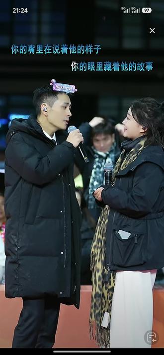 索图今天又想他前妻了,还专门为他前妻唱了一首歌#索图 #索图大舞台#奉节高铁站