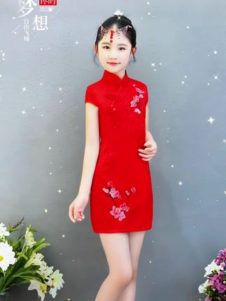 #我要上热门 女童旗袍夏季薄款儿童洋气复古连衣裙中大童中国风国学演出服红色,夏天就要穿这种轻薄透气的连衣裙,这件女童旗袍采用的是传统旗袍的设计,加上现代的改良元素,既有古典美,又有时尚感,整件衣服都是纯棉材质,非常的舒适且透气,特别适合小孩子去穿,同时它也是舞台上的焦点,可以作为演出服来穿。#连衣裙 #旗袍 #创作灵感 #好物推荐🔥 @巨量千川 @DOU+小助手 @DOU+好生意 @抖音创作小助手 @创作灵感小助手 @热门小助手 @抖音创作灵感
