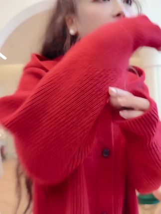 小红帽纯色连帽针织开衫毛衣#红色系 #秋冬穿搭 #街拍小姐姐穿搭秀