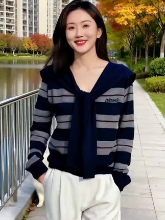 深秋的湖畔步道,落叶铺了一地金黄。晓冉穿着假两件V领披肩条纹针织衫,深蓝与灰的条纹交错,披肩系成蝴蝶结,胸前字母点缀出随性腔调。她双手插兜,牵着萨摩耶缓缓漫步,毛衣宽松的版型让动作格外自在。 一阵风吹过,她抬手轻拢披肩,针织的柔软贴合肌肤。身后的湖水波光粼粼,岸边彩叶树与高楼相映成画。镜头从她的穿搭细节缓缓拉远,将这秋日穿搭与治愈景色融成一帧。这一刻,她成了湖畔最具松弛感的风景。 #2025秋冬穿搭 #假两件针织衫 #V领披肩毛衣 #宽松休闲风 #秋冬氛围感穿搭@抖加🔥上热门🔥dou+🔥热点宝